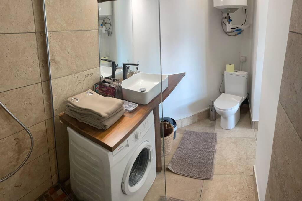 Tropical Vibes Apartment แซ็งต์-จีลส์-เลส์-แบ็งส์ ภายนอก รูปภาพ