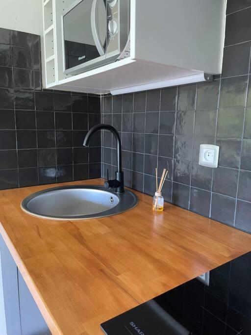 Tropical Vibes Apartment แซ็งต์-จีลส์-เลส์-แบ็งส์ ภายนอก รูปภาพ